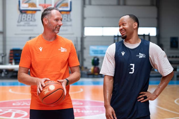 easycredit BBL Basketball Bundesliga 2026 2027 Medientraining Science City Jena am 06.08.2026 Haben sichtlich Spaß v.li. Chef Trainer Steven Esterkamp und Spieler Jemarl Baker Jr. Sparkassen Arena *** easycredit BBL Basketball Bundesliga 2026–2027 Media Training at Science City Jena on August 6, 2026. Head Coach Steven Esterkamp and player Jemarl Baker Jr. are clearly having fun at Sparkassen Arena.