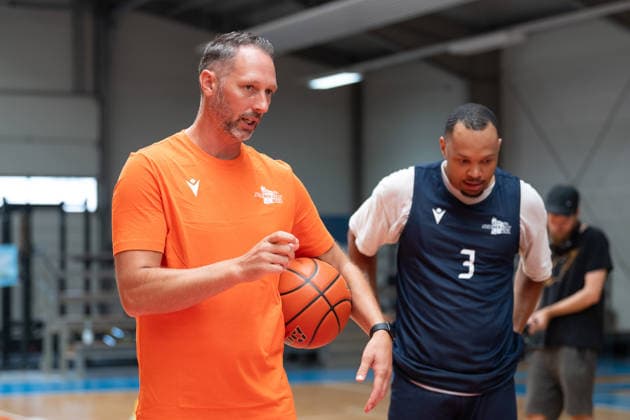 easycredit BBL Basketball Bundesliga 2026 2027 Medientraining Science City Jena am 06.08.2026 Chef Trainer Steven Esterkamp gibt Anweisungen. rechts Spieler Jemarl Baker Jr. Sparkassen Arena *** easycredit BBL Basketball Bundesliga 2026–2027 Media Training at Science City Jena on August 6, 2026; Head Coach Steven Esterkamp gives instructions to player Jemarl Baker Jr. on the right at Sparkassen Arena