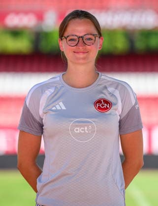 04.08.2026 - 1. FC Nürnberg FCN ( Club Clubfrauen ) - 1. Frauen Fussball Bundesliga BL - Saison 2026 2027 - Fototermin Porträttermin Vorstellung Präsentation Pressetermin - - xwoxzix - Einzelbild Einzelfoto Portrait Porträt Kopfbild - Dr. Lotta Hielscher ( Mannschaftsärztin 1. FC Nürnberg FCN ) *** August 4, 2026 1 FC Nürnberg FCN Club Women s Team Women s Soccer Bundesliga (BL) 2026–2027 Season Photo Shoot Portrait Session Introduction Presentation Press Conference xwoxzix Single Image Individual Photo Portrait Headshot Dr. Lotta Hielscher TeamTeam Doctor 1 FC Nuremberg FCN
