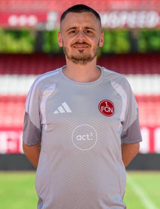 04.08.2026 - 1. FC Nürnberg FCN ( Club Clubfrauen ) - 1. Frauen Fussball Bundesliga BL - Saison 2026 2027 - Fototermin Porträttermin Vorstellung Präsentation Pressetermin - - xwoxzix - Einzelbild Einzelfoto Portrait Porträt Kopfbild - Alan Niksic ( Betreuer 1. FC Nürnberg FCN ) *** August 4, 2026 1 FC Nuremberg FCN Club Women s Team 1 Women s Soccer Bundesliga (BL) 2026–2027 Season Photo Shoot Portrait Session Introduction Presentation Press Conference xwoxzix Single Image Individual Photo Portrait Headshot Alan Niksic Coach 1 FC Nuremberg FCN