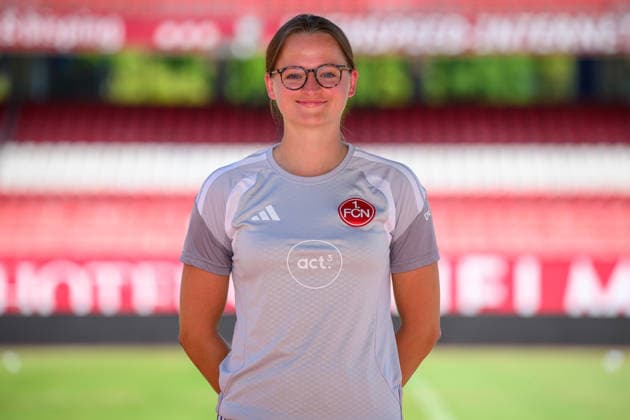 04.08.2026 - 1. FC Nürnberg FCN ( Club Clubfrauen ) - 1. Frauen Fussball Bundesliga BL - Saison 2026 2027 - Fototermin Porträttermin Vorstellung Präsentation Pressetermin - - xwoxzix - Einzelbild Einzelfoto Portrait Porträt Kopfbild - Dr. Lotta Hielscher ( Mannschaftsärztin 1. FC Nürnberg FCN ) *** August 4, 2026 1 FC Nürnberg FCN Club Women s Team 1 Women s Soccer Bundesliga (BL) 2026–2027 Season Photo Shoot Portrait Session Introduction Presentation Press Conference xwoxzix Single Image Individual Photo Portrait Headshot Dr. Lotta Hielscher TeamTeam Doctor 1 FC Nuremberg FCN