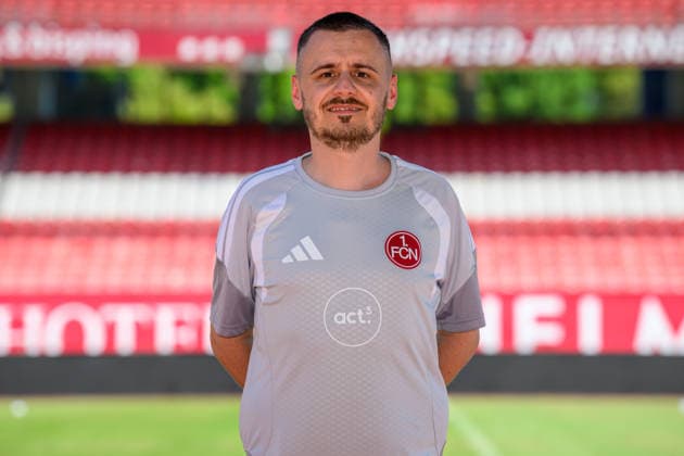 04.08.2026 - 1. FC Nürnberg FCN ( Club Clubfrauen ) - 1. Frauen Fussball Bundesliga BL - Saison 2026 2027 - Fototermin Porträttermin Vorstellung Präsentation Pressetermin - - xwoxzix - Einzelbild Einzelfoto Portrait Porträt Kopfbild - Alan Niksic ( Betreuer 1. FC Nürnberg FCN ) *** August 4, 2026 1 FC Nuremberg FCN Club Women s Team 1 Women s Soccer Bundesliga (BL) 2026–2027 Season Photo Shoot Portrait Session Introduction Presentation Press Conference xwoxzix Single Image Individual Photo Portrait Headshot Alan Niksic Coach 1 FC Nuremberg FCN