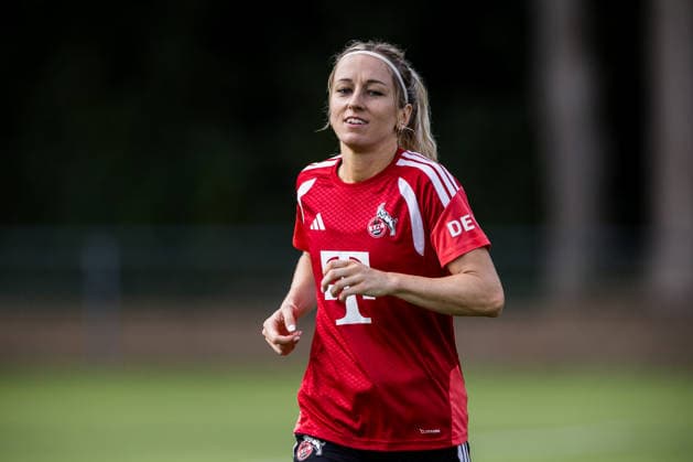 Training 1. FC Köln Frauen; 06.08.2026 KÖLN, DEUTSCHLAND - AUGUST 06: Kathrin Kathy Henrichs (1. FC Köln, 4) während einer Trainingseinheit der Frauen des 1. FC Köln auf Platz 7 des Geissbockheims am 06.08.2026 in Köln, Deutschland *** Training: 1. FC Köln Women, August 6, 2026, Cologne, GERMANY AUGUST 6 Kathrin Kathy Henrichs of 1 FC Köln, No. 4, during a training session for the 1 FC Köln women’s team on Field 7 at the Geissbockheim on August 6, 2026, in Cologne, Germany Copyright: xBEAUTIFULxSPORTS Wunderlx
