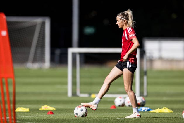 Training 1. FC Köln Frauen; 06.08.2026 KÖLN, DEUTSCHLAND - AUGUST 06: Kathrin Kathy Henrichs (1. FC Köln, 4) mit Ball während einer Trainingseinheit der Frauen des 1. FC Köln auf Platz 7 des Geissbockheims am 06.08.2026 in Köln, Deutschland *** Training: 1. FC Köln Women, August 6, 2026, Cologne, GERMANY AUGUST 6 Kathrin Kathy Henrichs of 1 FC Köln, No. 4, with the ball during a training session for the 1 FC Köln women’s team on Field 7 at the Geissbockheim on August 6, 2026, in Cologne, Germany Copyright: xBEAUTIFULxSPORTS Wunderlx