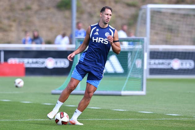 Fußball 1. Bundesliga Training FC Schalke 04 am 06.08.2026 auf dem Trainingsgelände an der Veltins Arena in Gelsenkirchen Nikola Katic ( Schalke ) *** Soccer, Bundesliga 1: FC Schalke 04 training session on August 6, 2026, at the training facility at the Veltins Arena in Gelsenkirchen. Nikola Katic, Schalke xRx
