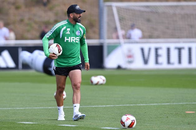Fußball 1. Bundesliga Training FC Schalke 04 am 06.08.2026 auf dem Trainingsgelände an der Veltins Arena in Gelsenkirchen Miron Muslic ( Trainer Cheftrainer Schalke ) *** Soccer, Bundesliga 1: FC Schalke 04 training session on August 6, 2026, at the training facility at the Veltins Arena in Gelsenkirchen. Miron Muslic, head coach of Schalke xRx