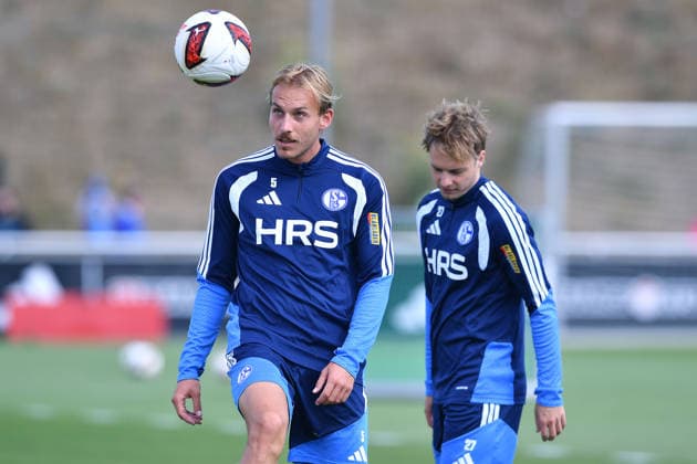 Fußball 1. Bundesliga Training FC Schalke 04 am 06.08.2026 auf dem Trainingsgelände an der Veltins Arena in Gelsenkirchen Timo Becker ( Schalke ), vorne - Finn Porath ( Schalke ), hinten *** Soccer, Bundesliga 1: FC Schalke 04 training session on August 6, 2026, at the training facility at the Veltins Arena in Gelsenkirchen. Timo Becker (Schalke) in the foreground; Finn Porath (Schalke) in the background xRx