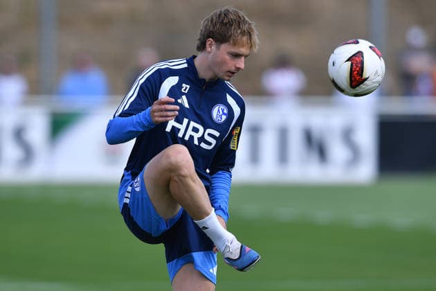 Fußball 1. Bundesliga Training FC Schalke 04 am 06.08.2026 auf dem Trainingsgelände an der Veltins Arena in Gelsenkirchen Finn Porath ( Schalke ) *** Soccer, Bundesliga 1: FC Schalke 04 training session on August 6, 2026, at the training facility at the Veltins Arena in Gelsenkirchen. Finn Porath, Schalke xRx