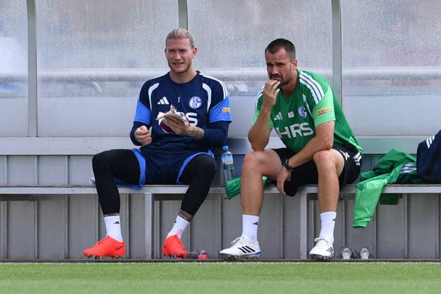 Fußball 1. Bundesliga Training FC Schalke 04 am 06.08.2026 auf dem Trainingsgelände an der Veltins Arena in Gelsenkirchen Loris Karius ( Schalke ), links - Volkan Ünlü ( Torwarttrainer Schalke ), rechts *** Soccer, Bundesliga 1: FC Schalke 04 training session on August 6, 2026, at the training facility at the Veltins Arena in Gelsenkirchen. Loris Karius (Schalke), on the left; Volkan Ünlü (Schalke goalkeeper coach), on the right xRx