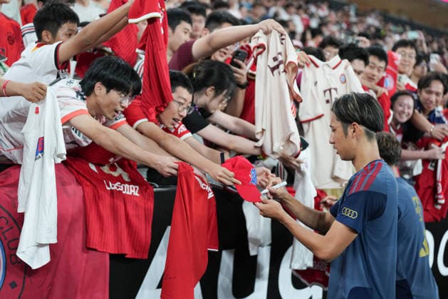 Audi Football Summit 2026: FC Bayern Munich - Open Training Hiroki Ito of FC Bayern Munich, signing for fans during a Open Training of Audi Football Summit 2026 on August 6, 2026 in Hong Kong. (Photo by Ellan Mad Nexpher Images) Hong Kong