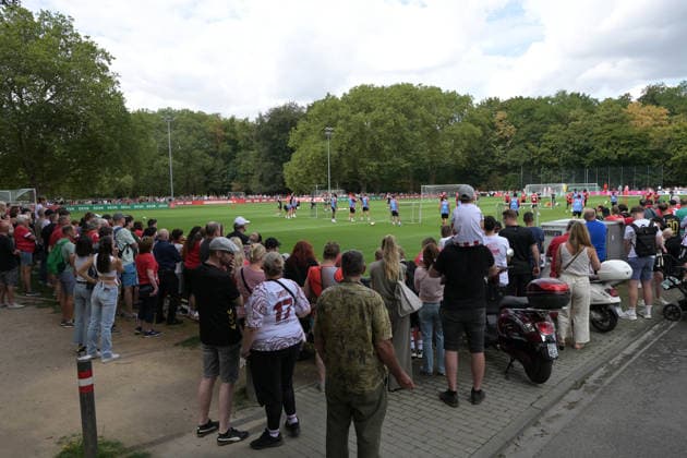 06.08.2026, xophax, Fussball 1.Bundesliga, 1.FC Koeln Training am Geissbockheim des 1.FC Köln. Platz 1 Fans . Zuschauer. Köln *** August 6, 2026, xophax, Soccer, Bundesliga 1, 1. FC Köln Training at the Geissbockheim, home of 1. FC Köln, 1st Place, Fans, Spectators, Cologne