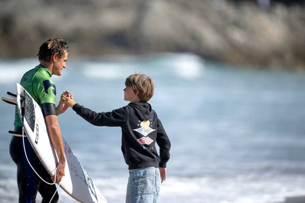 Sport Bilder des Tages Surfing, Boardmasters 2026, World Surf League Lukas Skinner (Great Britain) greets a fan during the Boardmasters 2026 surfing championships at Fistral Beach, Newquay, UK on 6 August 2026. Newquay Fistral Beach Hampshire UK Editorial use only , Copyright: xStevexBaileyx PSI-24643-0101