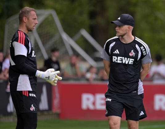 06.08.2026, xophax, Fussball 1.Bundesliga, 1.FC Koeln Training am Geissbockheim des 1.FC Köln. Platz 1.Fans. Marvin Schwäbe ( 1.FC Köln ) , links und Trainer Rene Wagner, rechts ( 1.FC Köln ) Köln *** August 6, 2026, xophax, Soccer, Bundesliga 1, 1. FC Köln Training at the Geissbockheim, home of 1. FC Köln, Field 1, Fans: Marvin Schwäbe (1. FC Köln, left) and Coach Rene Wagner (1. FC Köln, right), Cologne