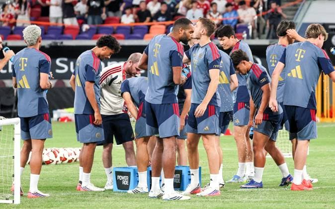 HKG, Trinkpause for Jonathan Tah (Bayern Muenchen 4), und seine Mitspieler, Training FC Bayern Muenchen in Kowloon, Hong Kong am 06. 08.2026, Saison 2026-27, Training FC Bayern Muenchen in Kowloon, Hong Kong am 06. 08.2026, Saison 2026-27 Hong Kong *** HKG, Water break for Jonathan Tah of Bayern Munich 4 and his teammates, FC Bayern Munich training session in Kowloon, Hong Kong on August 6, 2026, 2026–27 season, Bayern Munich training in Kowloon, Hong Kong on August 6, 2026, 2026–27 season, Hong Kong Copyright: xEibner-Pressefotox EP_JNL