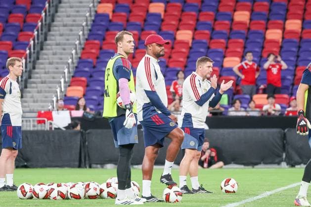 HKG, Bayern-Trainer Vincent Kompany und Manuel Neuer, Training FC Bayern Muenchen in Kowloon, Hong Kong am 06. 08.2026, Saison 2026-27, Training FC Bayern Muenchen in Kowloon, Hong Kong am 06. 08.2026, Saison 2026-27 Hong Kong *** HKG, Bayern coaches Vincent Kompany and Manuel Neuer, FC Bayern Munich training session in Kowloon, Hong Kong on August 6, 2026, 2026–27 season, FC Bayern Munich training in Kowloon, Hong Kong on August 6, 2026, 2026–27 season, Hong Kong Copyright: xEibner-Pressefotox EP_JNL