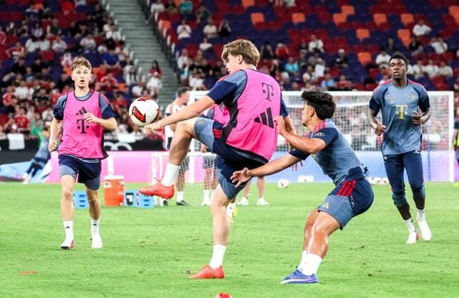 HKG, Abschlusstraining spielerisch, Nathaniel Brown und Co.., Training FC Bayern Muenchen in Kowloon, Hong Kong am 06. 08.2026, Saison 2026-27, Training FC Bayern Muenchen in Kowloon, Hong Kong am 06. 08.2026, Saison 2026-27 Hong Kong *** HKG, lighthearted final training session, Nathaniel Brown and teammates, FC Bayern Munich training session in Kowloon, Hong Kong on August 6, 2026, 2026–27 season, FC Bayern Munich training session in Kowloon, Hong Kong on August 6, 2026, 2026–27 season, Hong Kong Copyright: xEibner-Pressefotox EP_JNL