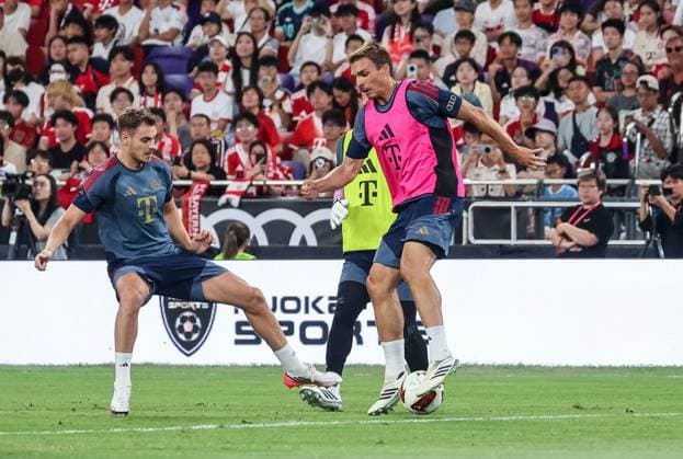 HKG, Abschlusstraining spielerisch, Joao Palhinha (Bayern Muenchen 16)und Co.., Training FC Bayern Muenchen in Kowloon, Hong Kong am 06. 08.2026, Saison 2026-27, Training FC Bayern Muenchen in Kowloon, Hong Kong am 06. 08.2026, Saison 2026-27 Hong Kong *** HKG, Lighthearted Final Training Session, Joao Palhinha, Bayern Munich 16 and Co., FC Bayern Munich Training in Kowloon, Hong Kong on August 6, 2026, 2026–27 season, FC Bayern Munich training session in Kowloon, Hong Kong on August 6, 2026, 2026–27 season, Hong Kong Copyright: xEibner-Pressefotox EP_JNL