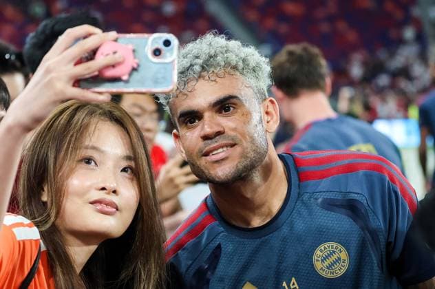 HKG, Autogrammwuensche erfuellt Luis Diaz (Bayern Muenchen 14) gerne, auch Selfies, Training FC Bayern Muenchen in Kowloon, Hong Kong am 06. 08.2026, Saison 2026-27, Training FC Bayern Muenchen in Kowloon, Hong Kong am 06. 08.2026, Saison 2026-27 Hong Kong *** HKG, Luis Diaz of Bayern Munich is happy to sign autographs on August 14, 2026, and take selfies as well; FC Bayern Munich training session in Kowloon, Hong Kong, on August 6, 2026, 2026–27 season, FC Bayern Munich training session in Kowloon, Hong Kong on August 6, 2026, 2026–27 season, Hong Kong Copyright: xEibner-Pressefotox EP_JNL