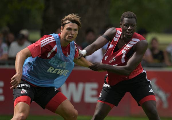 Sport Bilder des Tages 06.08.2026, xophax, Fussball 1.Bundesliga, 1.FC Koeln Training am Geissbockheim des 1.FC Köln. Platz 1.Fans. Joel Schmid , links und Ragnar Ache , rechts ( beide 1.FC Köln ) Köln *** August 6, 2026, xophax, Soccer, Bundesliga 1, 1. FC Köln Training at the Geissbockheim, home of 1. FC Köln, Field 1, Fans: Joel Schmid (left) and Ragnar Ache (right), both of 1. FC Köln, Cologne