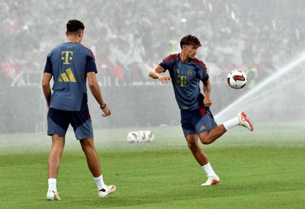 (260806) -- HONG KONG, Aug. 6, 2026 -- Tom Bischof (R) of Bayern Munich attends a training session ahead of a pre-season friendly football match between Bayern Munich and Aston Villa in Hong Kong, south China, Aug. 6, 2026. ) (SP)CHINA-HONG KONG-FOOTBALL-PRE-SEASON FRIENDLY-BAYERN MUNICH-TRAINING (CN) LoxPingxFai 