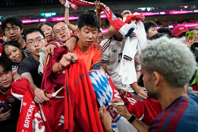 HONGKONG-SOCCER FOOTBALL-FEST Luis Diaz of FC Bayern Munich signing for fans during open training at Kai Tan Stadium during the Audi Football Summit 2026 in Hong Kong, August 6, 2026. NEXPHER Vernon Yuen HONG KONG