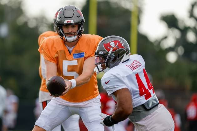 August 6, 2026, Tampa, Florida, USA: Tampa Bay Buccaneers quarterback Jake Browning (5) hands the ball off to running back Sean Tucker (44) during training camp at the AdventHealth Training Center in Tampa on Thursday, Aug. 6, 2026. Tampa USA - ZUMAs70_ 0863477086st Copyright: xJeffereexWoox