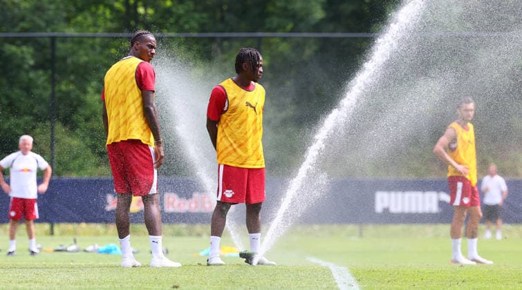 RB Leipzig - AUT Trainingslager Bundesliga Saalfelden, 06.08.2026, Gut Brandlhof, Fussball, Bundesliga, GER , RB Leipzig - Trainingslager in Saalfelden am Steinernen Meer AUT. , Im Bild: Ezechiel Banzuzi und Johan Bakayoko nehme eine Dusche , *** RB Leipzig (AUT) Training Camp, Bundesliga, Saalfelden, August 6, 2026, Gut Brandlhof, Soccer, Bundesliga, GER, RB Leipzig training camp in Saalfelden am Steinernen Meer (AUT); pictured: Ezechiel Banzuzi and Johan Bakayoko taking a shower, Picture Point
