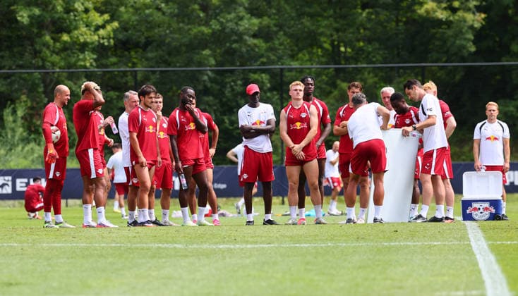 RB Leipzig - AUT Trainingslager Bundesliga Saalfelden, 06.08.2026, Gut Brandlhof, Fussball, Bundesliga, GER , RB Leipzig - Trainingslager in Saalfelden am Steinernen Meer AUT. , Im Bild: Trainer Martin Demichelis mit Taktiktafel vor der Mannschaft , *** RB Leipzig (AUT) Training Camp, Bundesliga, Saalfelden, August 6, 2026, Gut Brandlhof, Soccer, Bundesliga, GER, RB Leipzig training camp in Saalfelden am Steinernen Meer (AUT), Pictured: Coach Martin Demichelis with a tactics board in front of the team, Picture Point