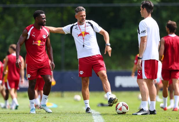 RB Leipzig - AUT Trainingslager Bundesliga Saalfelden, 06.08.2026, Gut Brandlhof, Fussball, Bundesliga, GER , RB Leipzig - Trainingslager in Saalfelden am Steinernen Meer AUT. , Im Bild v.l.: Ridle Baku, Trainer Martin Demichelis, RB Leipzig und Co-Trainer Thomas Stefan Buck , *** RB Leipzig (AUT) Training Camp, Bundesliga, Saalfelden, August 6, 2026, Gut Brandlhof, Soccer, Bundesliga, GER, RB Leipzig training camp in Saalfelden am Steinernen Meer, Austria; pictured from left: Ridle Baku, head coach Martin Demichelis of RB Leipzig, and assistant coach Thomas Stefan Buck, Picture Point
