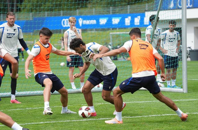 06.08.2026, Stadion Seefeld, Seefeld, Trainingslager TSG Hoffenheim in Seefeld 2026 , Albian Hajdari (Hoffenheim), Ozan Kabak (Hoffenheim), Adam Daghim (Hoffenheim) (Photo by Hasan Bratic DeFodi Images) - *** August 6, 2026, Seefeld Stadium, Seefeld, TSG Hoffenheim Training Camp in Seefeld 2026, Albian Hajdari (Hoffenheim), Ozan Kabak (Hoffenheim), Adam Daghim (Hoffenheim). Photo by Hasan Bratic, DeFodi Images