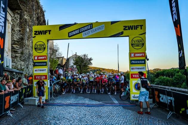 ÉTAPE DU TOUR DE FRANCE FEMMES AVEC ZWIFT PHOTOPQR LE DAUPHINE Eliot BERNARD ; Vaison-la-Romaine ; 06 08 2026 ; Vaison-la-Romaine, le 6 août 2026. Départ de l étape du Tour de France Femmes avec Zwift. Photo Eliot Bernard. Ce jeudi, 6e étape du Tour de France Femmes 2026 entre Montbrison (Loire) et Tournon-sur-Rhône (Ardèche - 6th day of du Tour de France Femmes 2026 between Montbrison (Loire) and Tournon-sur-Rhône (Ardèche) Vaison-la-Romaine Vaucluse Provence-Alpes-Côte d Azur France  Copyright: xPHOTOPQR LExDAUPHINE MAXPPPxEliotxBERNARDx 20260806JDL2038 20260806JDL2038