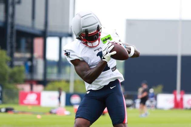 FOXBOROUGH, MA - AUGUST 06: A.J. Brown 1 of the New England Patriots catches the ball during New England Patriots training camp on August 6, 2026 at Gillette Stadium in Foxborough, Massachusetts. (Photo by Summer Lamont Icon Sportswire) NFL, American Football Herren, USA AUG 06 Patriots Training Camp EDITORIAL USE ONLY Icon260806002