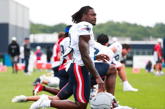 FOXBOROUGH, MA - AUGUST 06: A.J. Brown 1 of the New England Patriots stretches during New England Patriots training camp on August 6, 2026 at Gillette Stadium in Foxborough, Massachusetts. (Photo by Summer Lamont Icon Sportswire) NFL, American Football Herren, USA AUG 06 Patriots Training Camp EDITORIAL USE ONLY Icon260806014