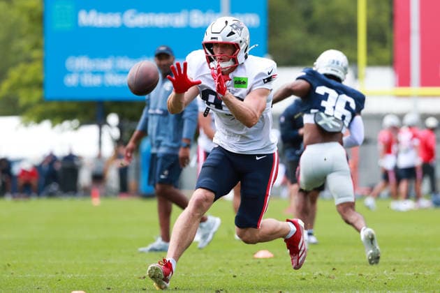 FOXBOROUGH, MA - AUGUST 06: Kyle Dixon 83 of the New England Patriots catches the football in drill during New England Patriots training camp on August 6, 2026 at Gillette Stadium in Foxborough, Massachusetts. (Photo by Summer Lamont Icon Sportswire) NFL, American Football Herren, USA AUG 06 Patriots Training Camp EDITORIAL USE ONLY Icon260806028