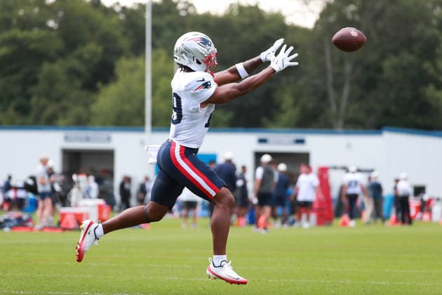 FOXBOROUGH, MA - AUGUST 06: Kobee Minor 19 of the New England Patriots catches the football in a drill during New England Patriots training camp on August 6, 2026 at Gillette Stadium in Foxborough, Massachusetts. (Photo by Summer Lamont Icon Sportswire) NFL, American Football Herren, USA AUG 06 Patriots Training Camp EDITORIAL USE ONLY Icon260806037