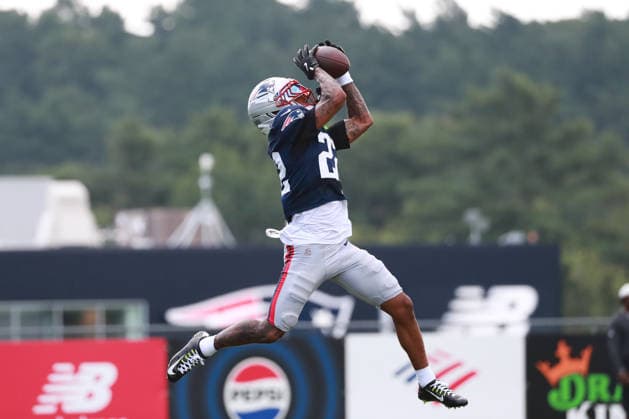 FOXBOROUGH, MA - AUGUST 06: Charles Woods 22 of the New England Patriots catches the ball in the air during New England Patriots training camp on August 6, 2026 at Gillette Stadium in Foxborough, Massachusetts. (Photo by Summer Lamont Icon Sportswire) NFL, American Football Herren, USA AUG 06 Patriots Training Camp EDITORIAL USE ONLY Icon260806039