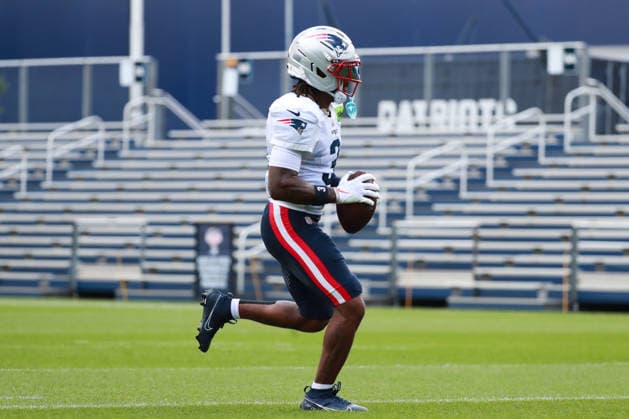 FOXBOROUGH, MA - AUGUST 06: DeMario Douglas 3 of the New England Patriots runs the ball into the end zone during New England Patriots training camp on August 6, 2026 at Gillette Stadium in Foxborough, Massachusetts. (Photo by Summer Lamont Icon Sportswire) NFL, American Football Herren, USA AUG 06 Patriots Training Camp EDITORIAL USE ONLY Icon260806042