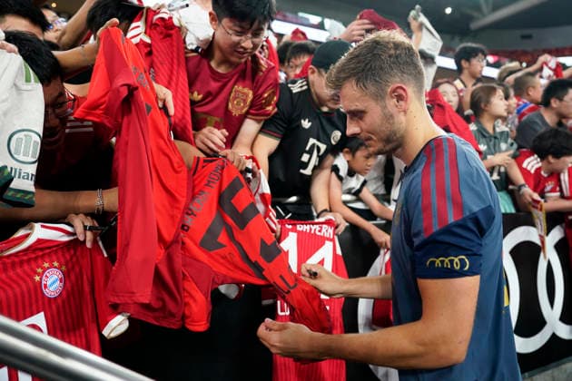 HONGKONG-SOCCER FOOTBALL-FEST Jonas Urbig of FC Bayern Munich signing for fans during open training at Kai Tan Stadium during the Audi Football Summit 2026 in Hong Kong, August 6, 2026. NEXPHER Vernon Yuen HONG KONG