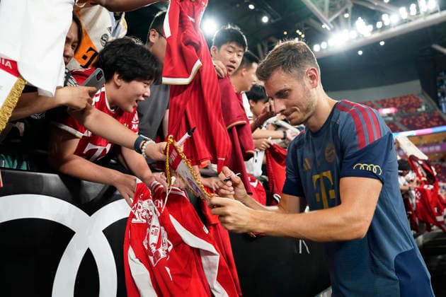 HONGKONG-SOCCER FOOTBALL-FEST Josip StaniÅ¡iÄ‡ of FC Bayern Munich signing for fans during open training at Kai Tan Stadium during the Audi Football Summit 2026 in Hong Kong, August 6, 2026. NEXPHER Vernon Yuen HONG KONG