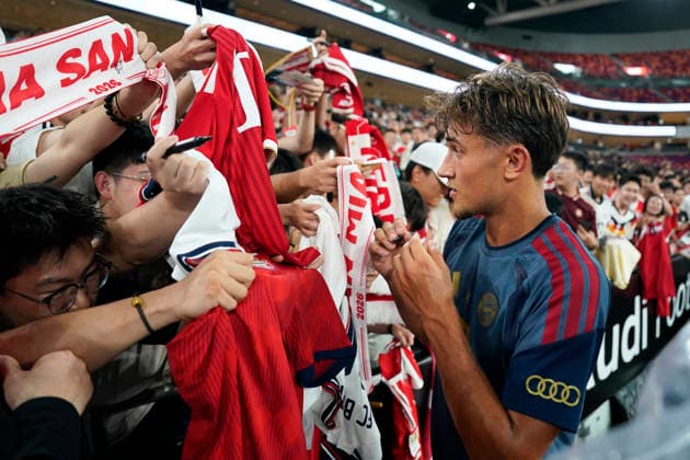 HONGKONG-SOCCER FOOTBALL-FEST Tom Bischof of FC Bayern Munich signing for fans during open training at Kai Tan Stadium during the Audi Football Summit 2026 in Hong Kong, August 6, 2026. NEXPHER Vernon Yuen HONG KONG