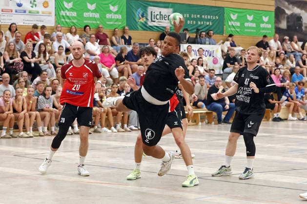 06.08.2026, xovx, Handball Lindencup, HSG Linden - TuS Holzheim v.l. Leon Bühler (TuS Holzheim), Ben Theile (TuS Holzheim), Maduwike Okpara (HSG Linden), Danny Rupprich (HSG Linden) Linden Stadthalle Hessen Deutschland (DE) *** August 6, 2026, xovx, Lindencup Handball, HSG Linden vs. TuS Holzheim: Leon Bühler (TuS Holzheim), Ben Theile (TuS Holzheim), Maduwike Okpara (HSG Linden), Danny Rupprich (HSG Linden), Linden Stadthalle, Hesse, Germany, DE