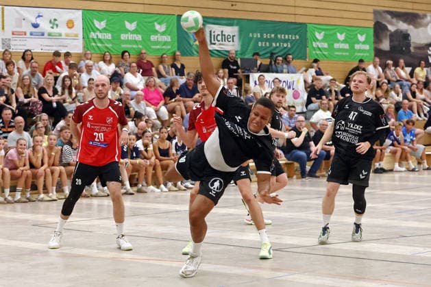 06.08.2026, xovx, Handball Lindencup, HSG Linden - TuS Holzheim v.l. Leon Bühler (TuS Holzheim), Ben Theile (TuS Holzheim), Maduwike Okpara (HSG Linden), Danny Rupprich (HSG Linden) Linden Stadthalle Hessen Deutschland (DE) *** August 6, 2026, xovx, Lindencup Handball, HSG Linden vs. TuS Holzheim: Leon Bühler (TuS Holzheim), Ben Theile (TuS Holzheim), Maduwike Okpara (HSG Linden), Danny Rupprich (HSG Linden), Linden Stadthalle, Hesse, Germany, DE