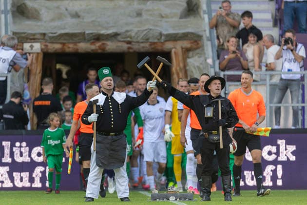 Sport Bilder des Tages GER, Aue, Fussball, Regionalliga Nordost, 3. Spieltag, FC Erzgebirge Aue vs. BFC Dynamo im Bild v.l.: Bergleute halten Haemmer als Zeichen der Tradition, singen waehrend des Einlaufens das Steigerlied Glueck auf der Steiger kommt , im Hintergrund Einlaufen der Teams 06.08.2026, EINS Erzgebirgsstadion Aue DFB REGULATIONS PROHIBIT ANY USE OF PHOTOGRAPHS AS IMAGE SEQUENCES AND OR QUASI-VIDEO, *** GER, Aue, Soccer, Northeast Regional League, Matchday 3, FC Erzgebirge Aue vs. BFC Dynamo: In the photo, from left, miners hold hammers as a sign of tradition and sing the miners’ song Glueck auf der Steiger kommt during the players’ entrance; in the background, the teams enter the field, August 6, 2026, EINS Erzgebirgsstadion Aue. DFB regulations prohibit any use of photographs as image sequences and or quasi-video, Copyright: HMBxMedia PaulxFritz