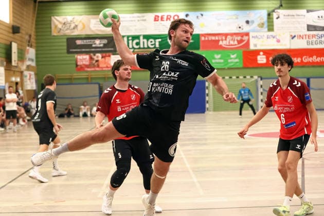 Sport Bilder des Tages 06.08.2026, xovx, Handball Lindencup, HSG Linden - TuS Holzheim v.l. Finn Langenau (TuS Holzheim), Luca Weimer (HSG Linden), Maxim Hölzer (TuS Holzheim) Linden Stadthalle Hessen Deutschland (DE) *** August 6, 2026, xovx, Lindencup Handball, HSG Linden vs. TuS Holzheim vs. Finn Langenau vs. TuS Holzheim, Luca Weimer (HSG Linden), Maxim Hölzer (TuS Holzheim), Linden Stadthalle, Hesse, Germany, DE