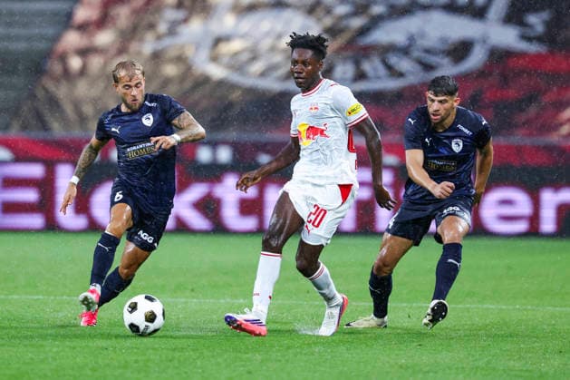 SOCCER - UEFA EL, RBS vs Pafos SALZBURG,AUSTRIA,06.AUG.26 - SOCCER - UEFA Europa League, qualification, Red Bull Salzburg vs Pafos FC. Image shows Goncalo Rodrigues (Pafos), Edmund Baidoo (RBS) and Nicholas Ioannou (Pafos).  GEPAxpictures xDavidxGeieregger