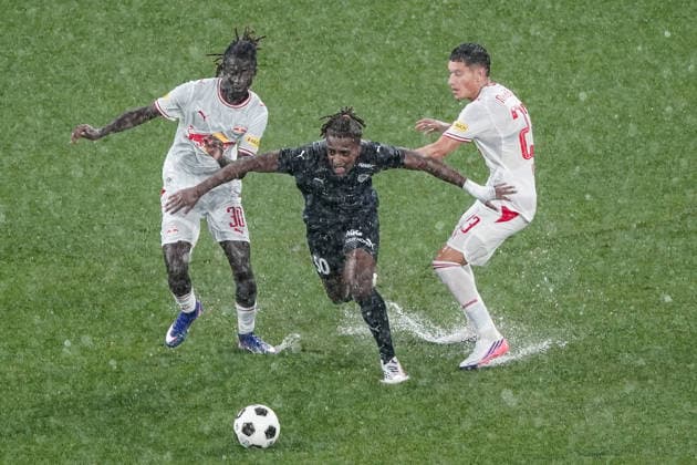 Fussball: Österreich: UEFA Conference League Qualifikation 2026 2027 - 3. Runde, 06.08.2026 - FC Red Bull Salzburg (Österreich) vs. Pafos FC (Zypern) - Red Bull Arena (Wals-Siezenheim, Österreich); Gaoussou Diakite (FC Salzburg), Alexandre Brito (Pafos FC), Damir Redzic (FC Salzburg) *** Soccer Austria UEFA Conference League Qualifying 2026–2027, Round 3, August 6, 2026, FC Red Bull Salzburg (Austria) vs. Pafos FC (Cyprus), Red Bull Arena, Wals-Siezenheim, Austria; Gaoussou Diakite (FC Salzburg), Alexandre Brito (Pafos FC), Damir Redzic (FC Salzburg) Copyright: xLUKAxKOLANOVICx