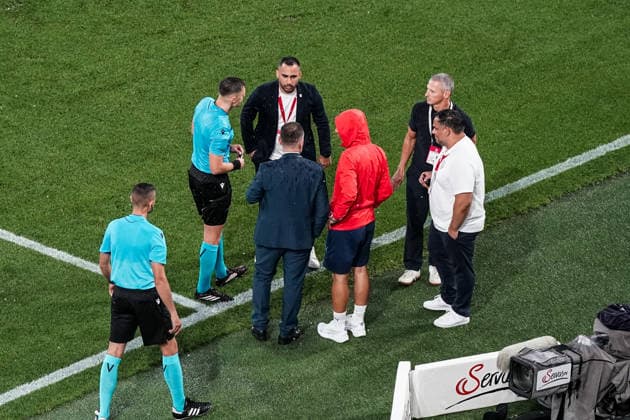 Fussball: Österreich: UEFA Conference League Qualifikation 2026 2027 - 3. Runde, 06.08.2026 - FC Red Bull Salzburg (Österreich) vs. Pafos FC (Zypern) - Red Bull Arena (Wals-Siezenheim, Österreich); Schiedsrichter Damian Sylwestrzak unterbricht die Partie *** Soccer Austria UEFA Conference League Qualifiers 2026–2027, Round 3, August 6, 2026: FC Red Bull Salzburg (Austria) vs. Pafos FC (Cyprus) at Red Bull Arena, Wals-Siezenheim, Austria. Referee Damian Sylwestrzak stops the match. Copyright: xLUKAxKOLANOVICx