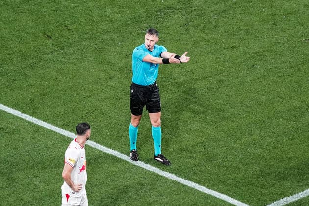 Fussball: Österreich: UEFA Conference League Qualifikation 2026 2027 - 3. Runde, 06.08.2026 - FC Red Bull Salzburg (Österreich) vs. Pafos FC (Zypern) - Red Bull Arena (Wals-Siezenheim, Österreich); Schiedsrichter Damian Sylwestrzak unterbricht die Partie *** Soccer Austria UEFA Conference League Qualifiers 2026–2027, Round 3, August 6, 2026: FC Red Bull Salzburg (Austria) vs. Pafos FC (Cyprus) at Red Bull Arena, Wals-Siezenheim, Austria. Referee Damian Sylwestrzak stops the match. Copyright: xLUKAxKOLANOVICx