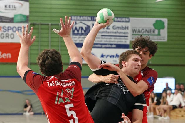 06.08.2026, xovx, Handball Lindencup, HSG Linden - TuS Holzheim v.l. Finn Langenau (TuS Holzheim), Moritz Schmeel (HSG Linden), Maxim Hölzer (TuS Holzheim) Linden Stadthalle Hessen Deutschland (DE) *** August 6, 2026, xovx, Lindencup Handball, HSG Linden vs. TuS Holzheim vs. Finn Langenau vs. TuS Holzheim, Moritz Schmeel (HSG Linden), Maxim Hölzer (TuS Holzheim), Linden Stadthalle, Hesse, Germany, DE