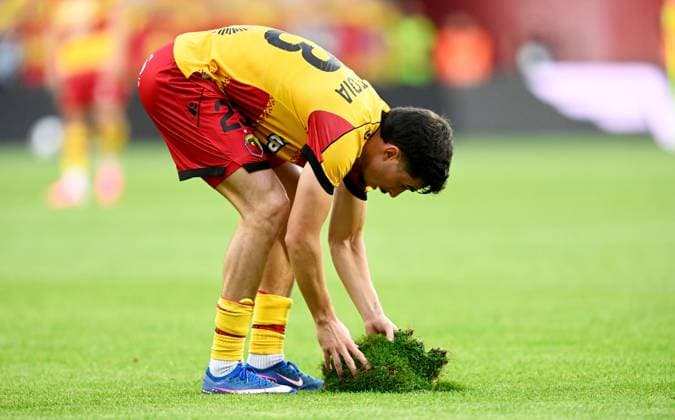 Sport Bilder des Tages Guilherme Montoia of Jagiellonia Bialystok replaces a piece of the pitch. Jagiellonia Bialystok v Rangers, UEFA Europa League, 3rd Qualifying Round, Football, Chorten Arena, Biaystok, Poland - 06 Aug 2026Bialystok Chorten Arena Scotland Portugal  Copyright: xAdamxNurkiewicz Shutterstockx 17050170bi